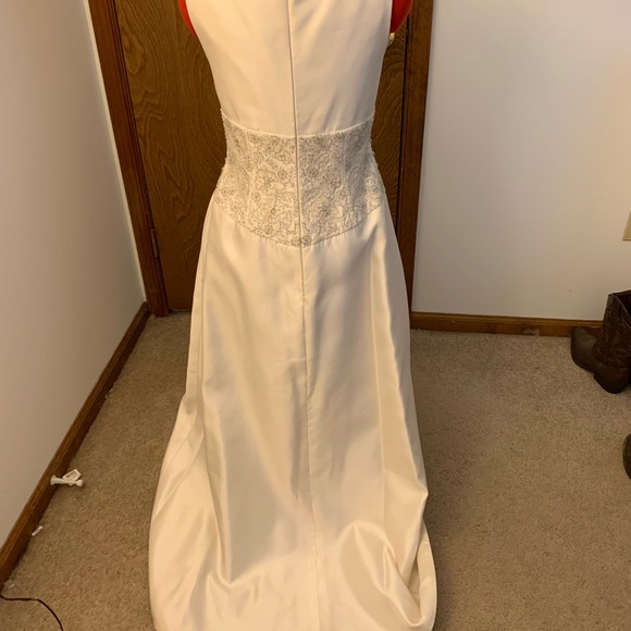 Wedding gown, never worn - Picture 2 of 4